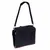 Sac de transport noir en tissu avec bandoulière réglable, poche zippée sur le côté et détails rouges visibles sur la base.