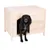 Niche pour chien en bois clair, un chien noir assis à l'entrée. Matériau visible : bois non traité. Ouverture rectangulaire sur le devant.