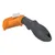 Cepillo para mascotas con mango negro antideslizante y cabezal naranja con púas metálicas finas. Materiales visibles: plástico y metal.