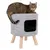 Grauer Katzenhocker mit Holzbeinen, integrierter Höhle und schwarzem Kissen. Katze sitzt oben auf dem Hocker.