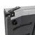 Detail van een hondenbench met metalen frame, kunststof wand en zwarte kunststof sluiting. Zichtbaar: schroeven, lasnaad en handgreep.