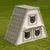 Driehoekig kattenhuis van hout met shingles dak, drie kattenvormige raamopeningen. Zwarte kat kijkt uit een onderste opening.