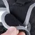 Nahaufnahme eines Klettverschlusses an einem schwarzen, atmungsaktiven Material mit grauen Nähten. Zeigt die Funktion des Verschlusses durch Handbewegung.