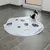 Spielmatte aus Filz mit Löchern, Marke Modern Living. Katze spielt mit bunten Bällen, die teilweise unter der Matte verborgen sind.