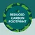 Reduced carbon footprint – tekst w języku angielskim na zielonym tle z liściem. Informacja o zmniejszonym śladzie węglowym produktu.