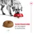 Cane che mangia da una ciotola rossa Royal Canin; crocchetta tonda con foro centrale, diametro 1 cm. Testo: Crocchetta di dimensioni adattate per incoraggiare la masticazione.