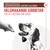 Godbitar kompatibla med gastrointestinal dietiskt helfoder. Välsmakande godbitar för att belöna din hund. Hand ger godbit till svartvit hund.