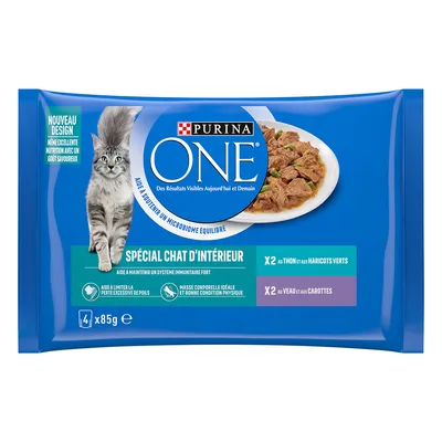 Purina ONE Spécial Chat d'Intérieur, 4 plicuri x 85g. Două cu ton și fasole verde, două cu vițel și morcovi. Text în franceză pe ambalaj. Imagine cu pisică și hrană umedă.
