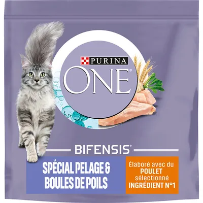 Purina ONE Bifensis kattmat, text på franska: Spécial pelage & boules de poils, élaboré avec du poulet sélectionné ingrédient n°1. Bild på katt, kyckling, vete och örter.