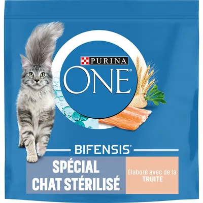 Purina ONE Bifensis Spécial Chat Stérilisé, élaboré avec de la truite. Bild på katt, laxbit, vete och persilja synliga på förpackningen. Text på franska.