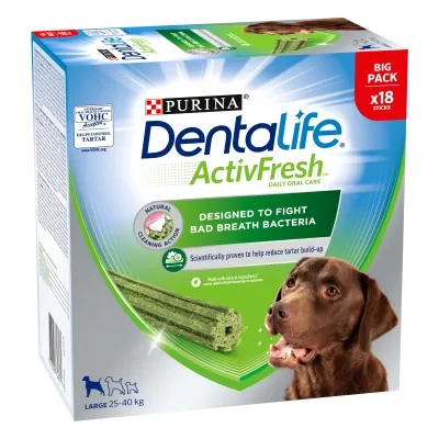 Purina Dentalife ActivFresh Daily Oral Care, big pack with 18 sticks, designed to fight bad breath bacteria, for large dogs 25–40 kg. Image shows product and dog.