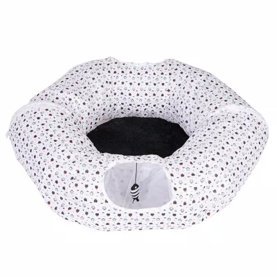 Rundes weisses Kuschelbett mit schwarzer Liegefläche, bedruckt mit Tiermotiven. Eingebauter Spielzeugfisch an einer Schnur im Eingang.
