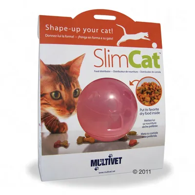 SlimCat Futterverteiler von Multivet, Verpackung mit pinkem Ball und Trockenfutterabbildung. Text: 'Shape-up your cat! Put its favorite dry food inside.'
