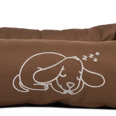 Brun hundeseng med hvidt tryk af en sovende hund og Zzz-symboler.
