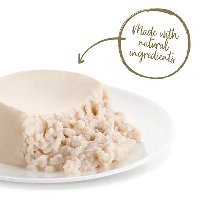 Teksti kuvassa: Made with natural ingredients. Tuotteen koostumus näkyvissä valkoisella lautasella, vaalea ja pehmeä massa.