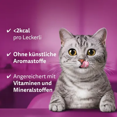 <2kcal pro Leckerli, ohne künstliche Aromastoffe, angereichert mit Vitaminen und Mineralstoffen. Graue Katze vor lila Hintergrund.
