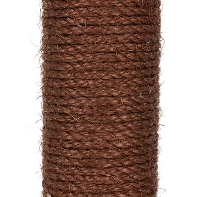 Gros plan sur un poteau cylindrique recouvert de corde en sisal marron, matériau tressé visible.