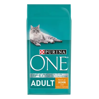 Purina ONE Bifensis Dual Defense Adult macskaeledel csomagolás, felirat: Reich an Huhn und Vollkorn-Getreide, fekvő szürke cica képe a zacskón.
