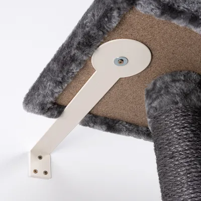 Detailaufnahme einer Kratzbaum-Befestigung mit Metallhalterung, grauem Sisal und Plüschbezug.