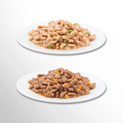 Dois pratos com comida húmida: em cima com ervilhas verdes, em baixo com pedaços de cenoura laranja.