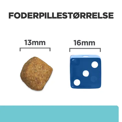 Foderpillestørrelse vist: foderpille 13 mm sammenlignet med blå terning 16 mm. Tekst: FODERPILLESTØRRELSE, 13 mm, 16 mm.