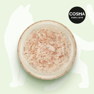 Bol de nourriture humide pour chat avec morceaux de viande, marque Cosma Pure Love visible en haut à droite.