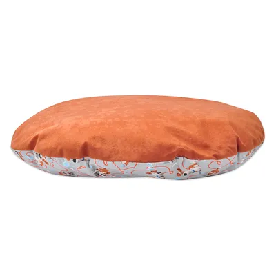 Coussin rond pour animal, dessus en tissu orange uni, dessous à motifs colorés avec dessins de chiens et lignes rouges. Matière textile visible.
