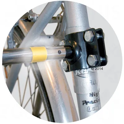 Prindere metalică cu șuruburi pentru atașarea unei tije pe cadrul unei biciclete, detaliu asupra sistemului de fixare. Inscripție vizibilă: High Precision Quality.