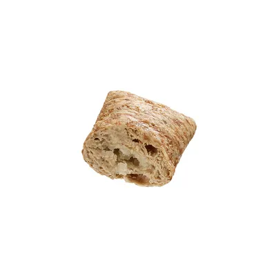 Nahaufnahme eines einzelnen, gefüllten Snacks mit knuspriger Textur und sichtbarer Füllung.