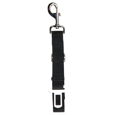 Sangle noire réglable avec mousqueton en métal et attache de ceinture de sécurité pour voiture, matériaux visibles : tissu et métal.