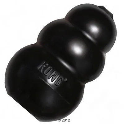 KONG márkájú fekete gumijáték, három gömbből álló formával, a felületen „KONG” felirattal.