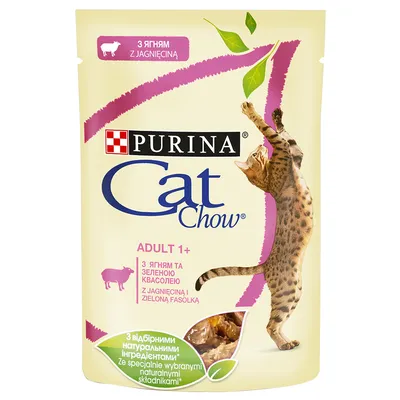 Purina Cat Chow Adult 1+ kattenvoer met lam en sperziebonen. Tekst in meerdere talen, afbeelding van een kat en voer. Natuurlijke ingrediënten vermeld op de verpakking.