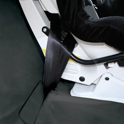 Auton istuin turvavyöllä ja mustalla suojuksella, sopii lemmikkien turvalliseen kuljetukseen.