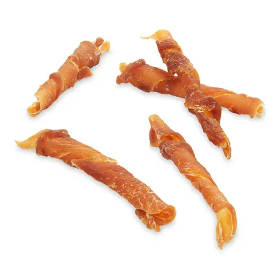 Cuatro snacks para perros trenzados de carne seca, visibles sin embalaje.