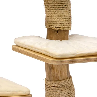 Tiragraffi con colonna in legno, corda in sisal e superfici imbottite in tessuto color crema.