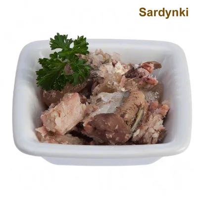 Kawałki sardynek w białej miseczce, dekorowane natką pietruszki. W prawym górnym rogu widoczny napis: Sardynki.