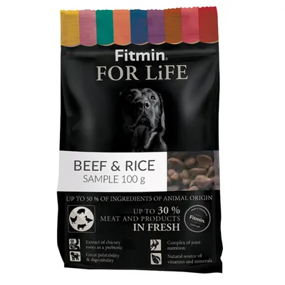 Fitmin FOR LiFE BEEF & RICE, échantillon 100 g. Jusqu’à 50 % d’ingrédients d’origine animale, jusqu’à 30 % de viande et produits frais. Texte en anglais sur l’emballage.