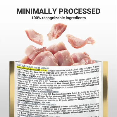 Tekst na engleskom: MINIMALLY PROCESSED, 100% recognizable ingredients. Sastav: chicken fillets 62%, rice 15%. Prikaz komadića mesa iznad pakiranja hrane za mačke.