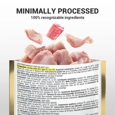 Tekst na engleskom: MINIMALLY PROCESSED, 100% recognizable ingredients. Sastav: chicken fillets 62%, ham 4%, rice 15%. Prikaz komadića mesa iznad pakiranja hrane za mačke.