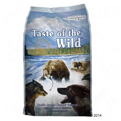 Упаковка Taste of the Wild. Видны надписи: Pacific Stream Canine Formula with Smoked Salmon, A Grain-Free Diet, Processed with Purified Water. Изображены медведь и волки у реки.