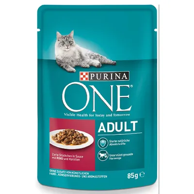 Συσκευασία Purina ONE ADULT 85g με εικόνα γάτας, κομμάτια σε σάλτσα με βοδινό και καρότα. Ορατό κείμενο: Starke natürliche Abwehrkräfte, Unterstützt gesunde Harnwege.