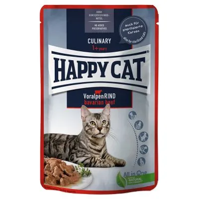 Confezione Happy Cat Culinary 1+ anni, VoralpenRIND bavarian beef, senza conservanti aggiunti, adatto anche per gatti sterilizzati. Immagine di gatto e cibo su piatto.