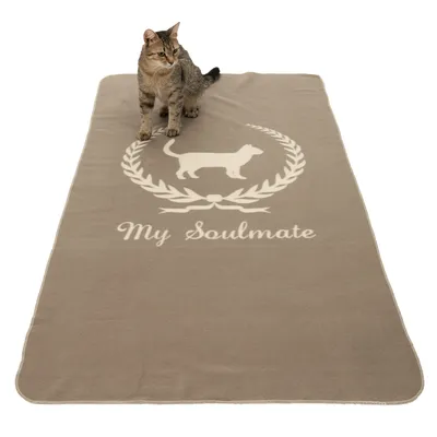 Beige Decke mit weißem Aufdruck eines Tiersilhouetten-Emblems und dem Text 'My Soulmate', darauf sitzt eine Katze.
