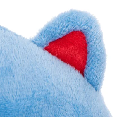 Close-up van een pluchen dier met blauwe vacht en rode binnenkant van het oor.