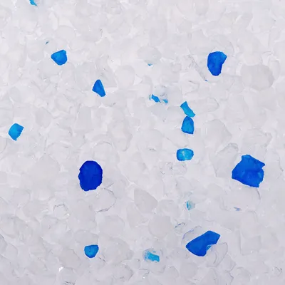 Nahaufnahme von weissen und blauen Silikatkristallen, geeignet für Katzenstreu.
