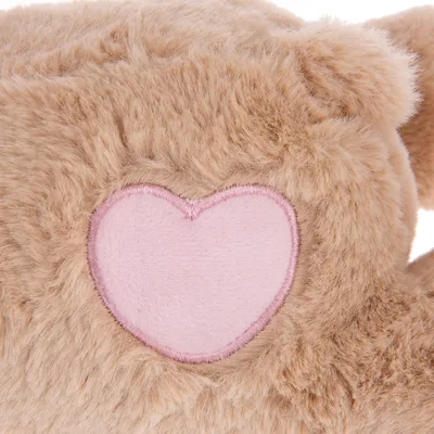 Plüschmaterial in Beige mit rosa Herzstickerei, Detailaufnahme des Produkts.