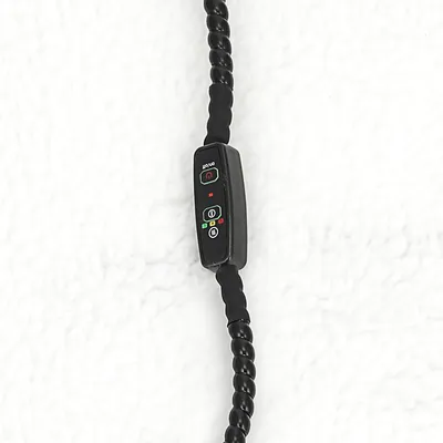Schwarzes Kabel mit Steuerungseinheit, Tasten für Ein/Aus und LED-Anzeigen auf weissem Hintergrund.