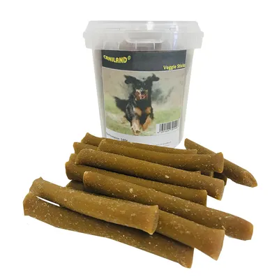 Caniland Veggie Sticks, seau transparent avec étiquette montrant un chien courant, plusieurs bâtonnets marron posés devant l’emballage.