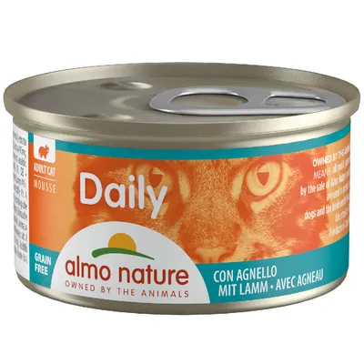 Scatoletta Almo Nature Daily per gatto adulto, mousse con agnello, senza cereali, testo visibile: 'con agnello', 'grain free', 'adult cat mousse'.
