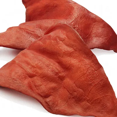 Gedroogde runderoren, drie stuks zichtbaar. Natuurlijke kauwsnack voor honden, zonder verpakking of merknaam in beeld.